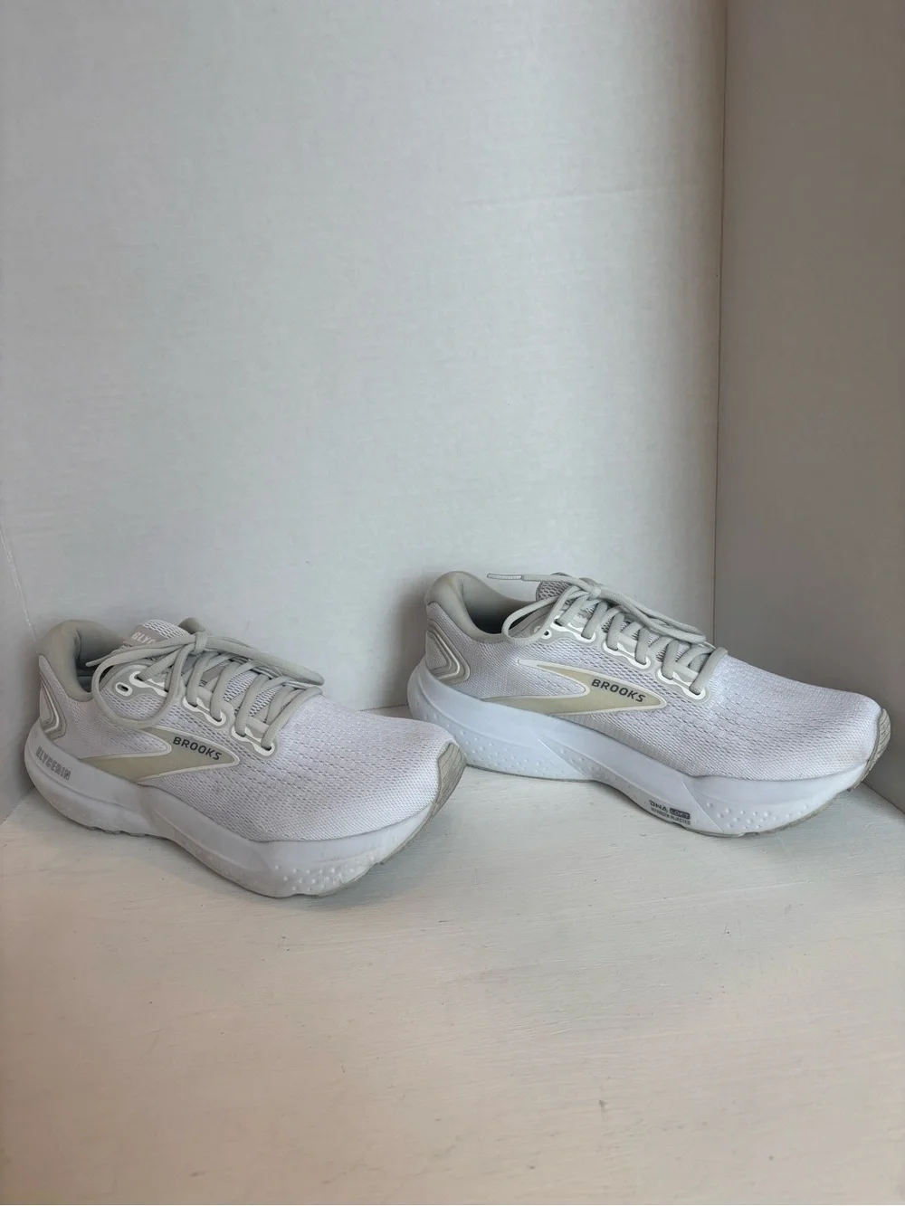 Brooks Glycerin 21 White Running Shoes Lace Up Mesh size women’s 10.5
